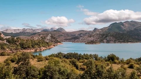 Time lapse showing moving clouds above a mountain lake in the North of Spain Video stock 121334293