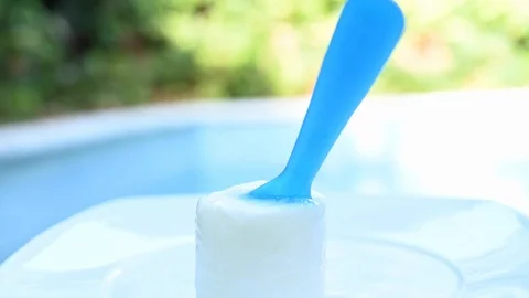Time-lapse that shows how ice cubes melt Video stock 115095297