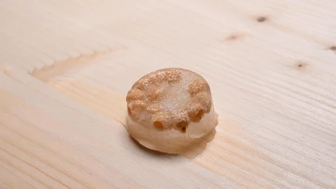 Time-lapse that shows how ice cubes melt with garbanzo beans Vidéo 115104673