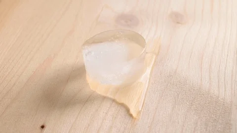 Time-lapse that shows how ice cubes melt Video stock 115113188