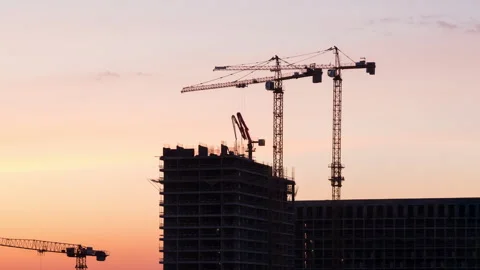 Time lapse. Silhouette of construction site with working construction cranes Stock-Footage 305157648