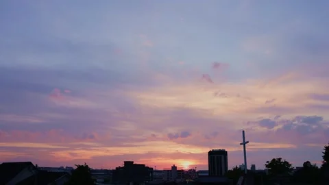 Time-lapse. Silhouette of a cross against a dramatic sunset sky in Fukuoka City Vídeos de archivo 334653382