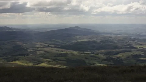 A time lapse from silver linings on coultivation fields and grass pastures in th Vídeo Stock 146714199