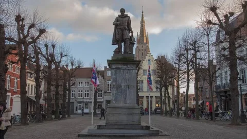 Time lapse of the Simon Steven square in the city of Bruges. statue on a Vídeos de archivo 123235090