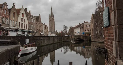 Time lapse of the Simon Steven square in the city of Bruges. statue on a Vídeos de archivo 123235541