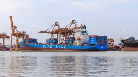 Time lapse : SITC Container shipping lines at Bangkok's river Vidéo 76863835