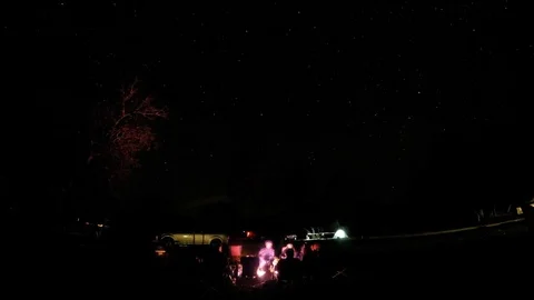 TIME LAPSE SITTING AROUND CAMPFIRE STARS ABOVE 動画素材 82702248