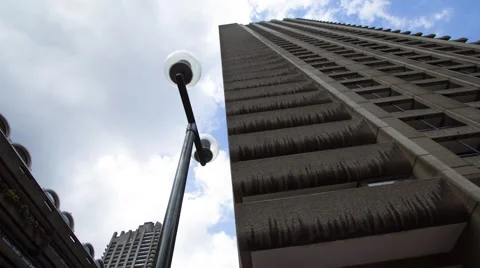 Time lapse of sky and Barbican tower, residential block in London Vídeos de archivo 64295809