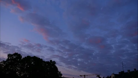 Time lapse of sky and clouds at dusk Видео 111947846