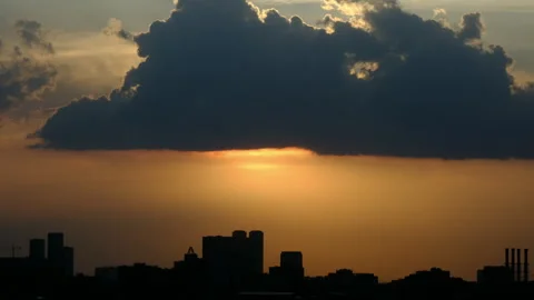 Time lapse. sky and clouds over the city Video stock 276709126
