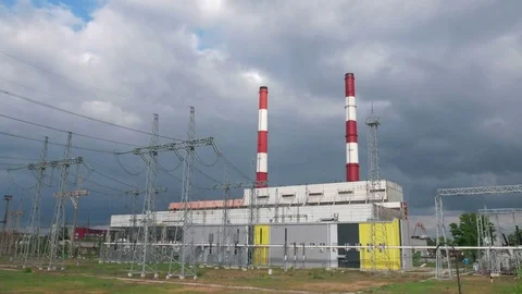 Time-lapse sky cloud above a turbine power plant producing electricity 스톡 동영상 75457209