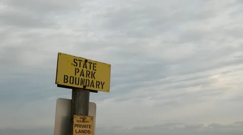 Time lapse sky over state park sign Stockbeeldmateriaal 44614211
