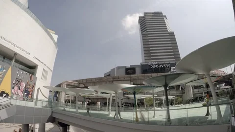 Time lapse of sky train moving over Siam Discovery Building Stockbeeldmateriaal 82368051
