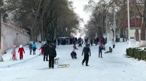 Time lapse sledging in city. Video stock 60798703