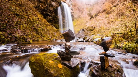Time Lapse - Small river in fall with a stone sculpture 스톡 동영상 58657115
