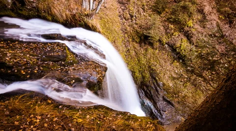 Time Lapse - Small waterfall in autumn Видео 58655326