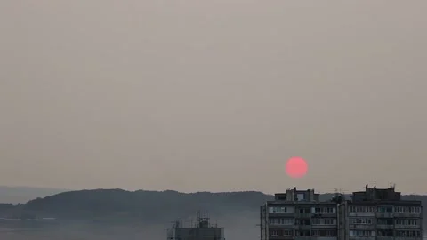 Time Lapse of Smoke Clouds from Forest Fire at Sunset in the city Video stock 120945914