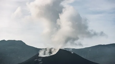 Time lapse of smoke continue rushing out from the volcanic crater Stockbeeldmateriaal 86283175