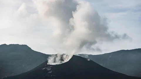 Time lapse of smoke continue rushing out from the volcanic crater Stockbeeldmateriaal 91073348