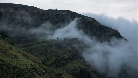 Time lapse smoke flow over mountain covered with trees in the sunset at Rinjani Stockbeeldmateriaal 86273497