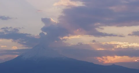 Time lapse of smoke flowing out of Popocatepetl Volcano in Puebla, Mexico. Stock Footage 99121655