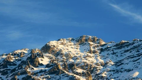 Time lapse of snow capped mountains peaks against blue sky in the Italian Alps 스톡 동영상 101511525