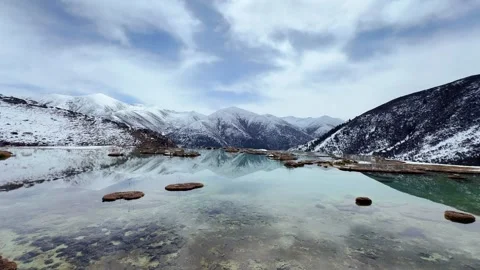 Time-lapse of Snow Mountain Reflection in Sacred Tibet Lake Vídeos de archivo 332383094