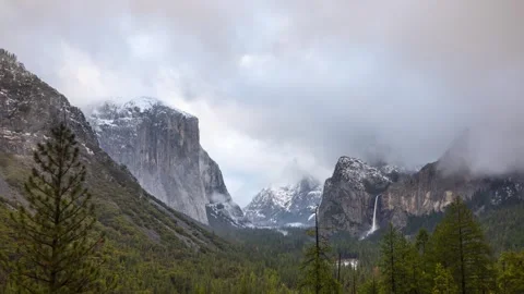 Time lapse of a snowy winter landscape in Yosemite National Park 스톡 동영상 250026299