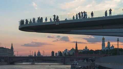 Time lapse, Soaring bridge with people above Moscow river in the park. Video stock 225302929