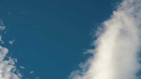 Time lapse of soft white clouds drifting across blue sky Stock-Footage 343282184