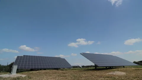 Time lapse solar panels producing clean sustainable energy. Stockbeeldmateriaal 153908928