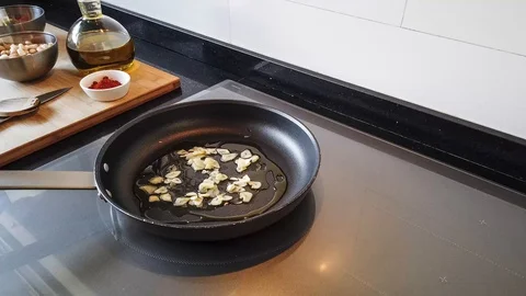 Time lapse of some beans cooking in the kitchen Stock-Footage 128303626