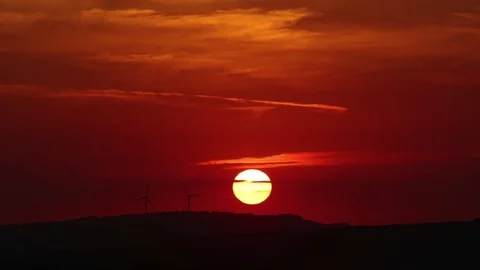 Time lapse of spinning wind mills in the golden light of the sunset. Sun goin Stock Footage 93368482