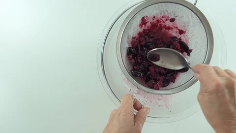 Time lapse. With spoon and sieve, sifting jabuticaba or jaboticaba. 库存影片 128821047