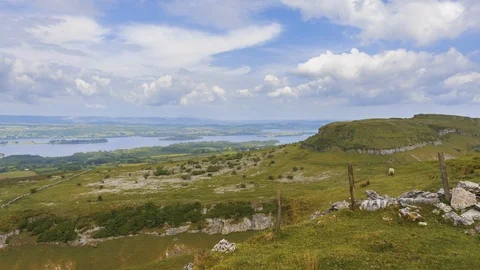 Time Lapse of Spring Countryside Landscape with Moving Clouds in Ireland 動画素材 101698020