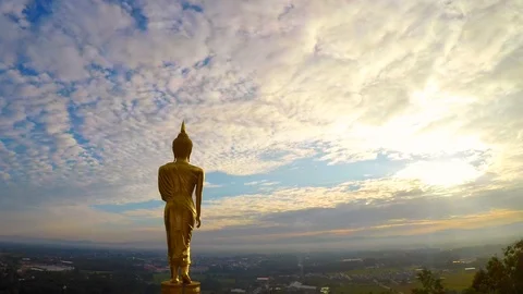 Time Lapse : Standing Buddha Statue At Wat Phra That Khao Noi , Thailand 库存影片 93517365