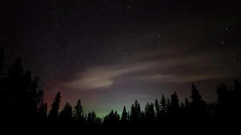 Time lapse of a star filled sky with green Aurora along the horizon. Stock Footage 259219113