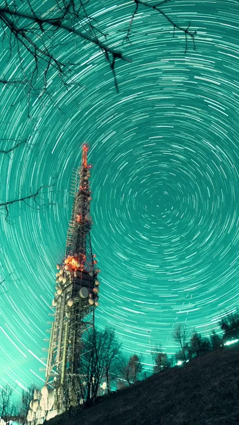 Time Lapse star trails and illuminated communication tower at night Vídeos de archivo 344422121
