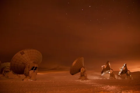 Time-lapse of star trails moving over Plateau de Bure Interferometer at night Video stock 119122832