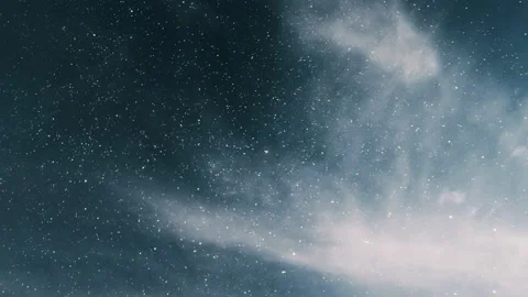 Time lapse of starry sky centered on Polaris. Whispy clouds moving across 스톡 동영상 147906127