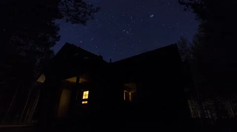Time-lapse of the starry sky over a house in a forest Video stock 56752734