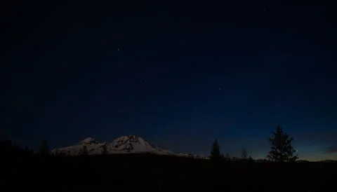Time Lapse stars the sky over the Three Sisters Mountains, Oregon Cascades Видео 329133552