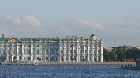 Time-lapse of The State Hermitage and the Neva river in the summer Видео 80679933
