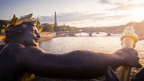 Time lapse, Statue on the bridge Alexandre III in Paris Video stock 117938885