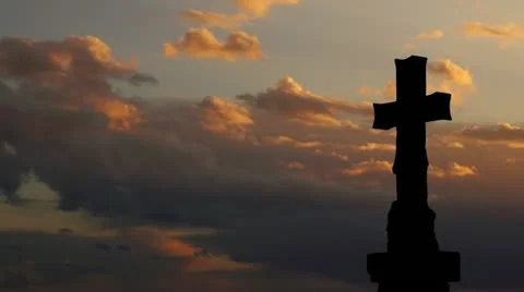Time lapse of stone cross with gorgeous sunset clouds Stockbeeldmateriaal 10970939