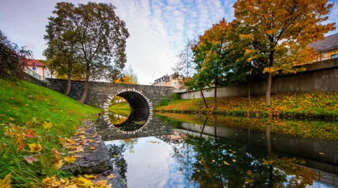 Time Lapse - Stonebridge with floating water in fall 스톡 동영상 58654741