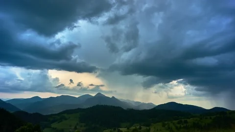 Time-lapse storm clouds and heavy rain.Of the beginning of a storm over a Stock-Footage 170703168