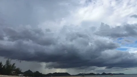 Time lapse of storm clouds brewing over tropical beach Vídeo Stock 118285086