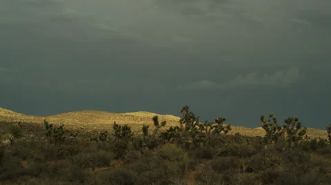 Time Lapse Storm Clouds Looming over Desert Vídeo Stock 28824312