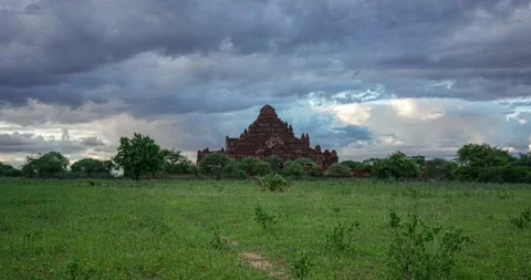 Time-lapse of Storm Clouds Over a Large Buddhist Temple in Bagan, Myanmar Vídeo Stock 134582326